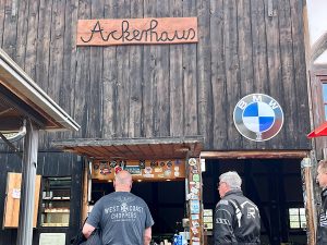 Das Ackerhaus von der Tonenburg, Höxter ist der Bikertreff.
